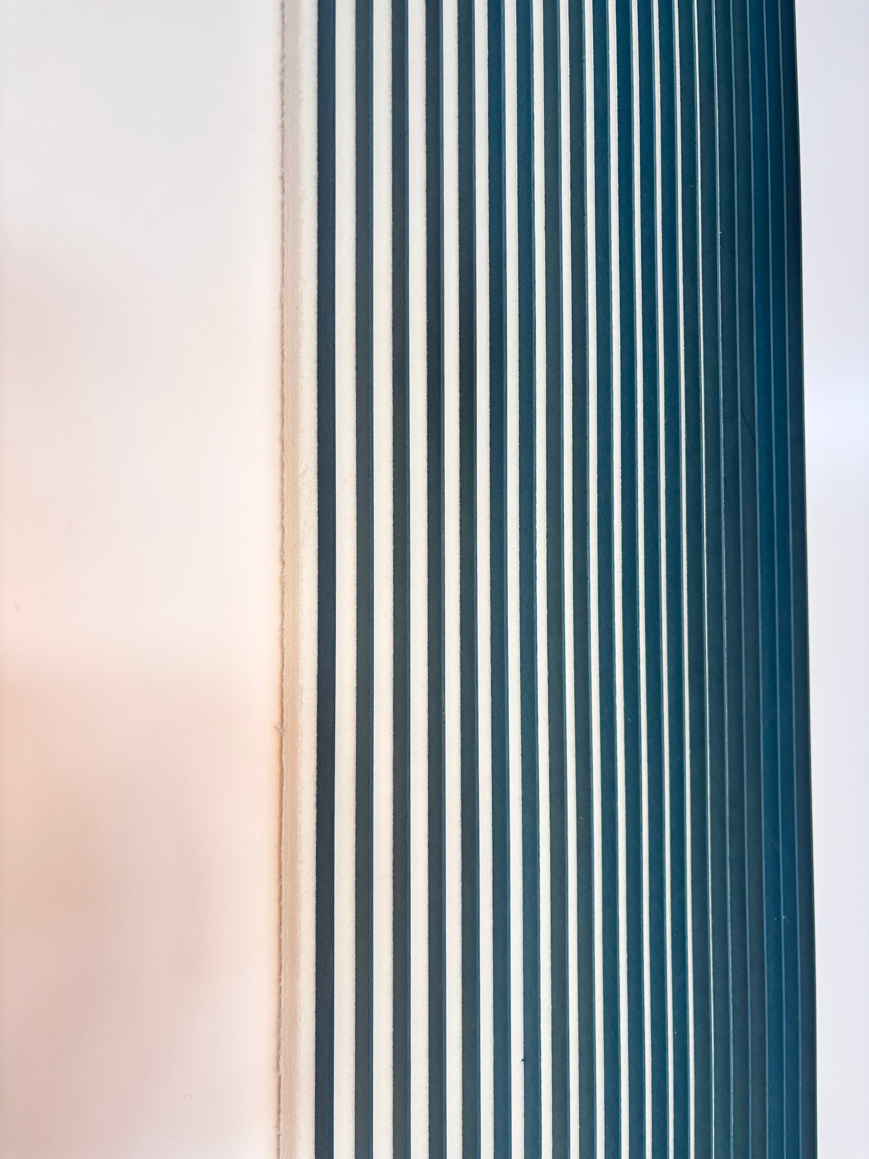 Vareprøve VertiLine - Dark Blue & White